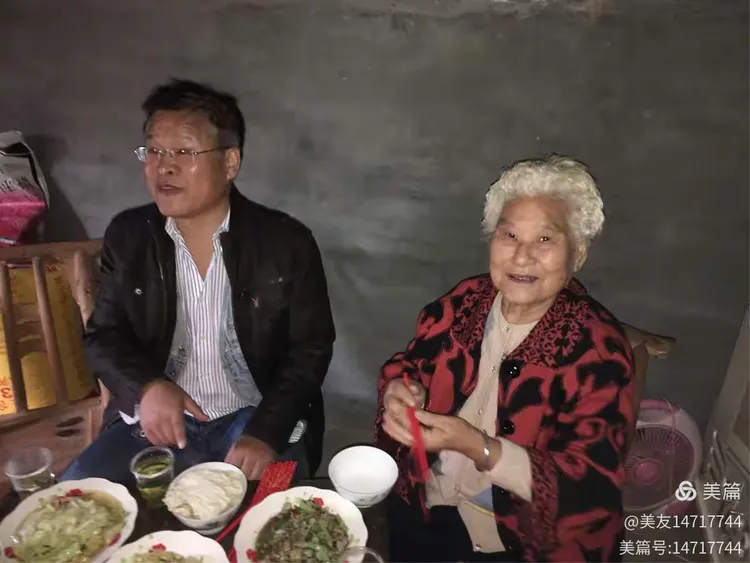 妈妈和二哥王义华在周叔叔家